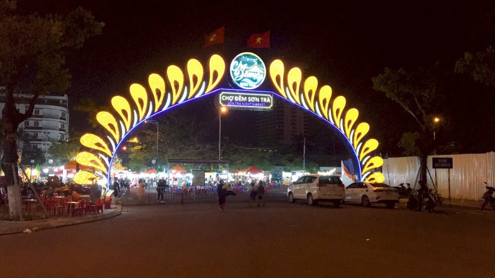 The gate of Son Tra night market